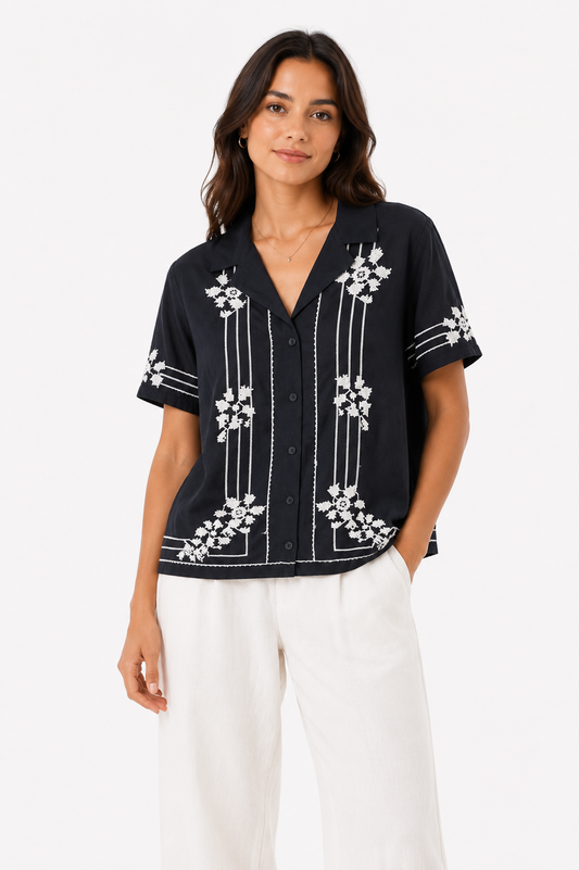 Levi's – Embroidered Camp Collar Shirt